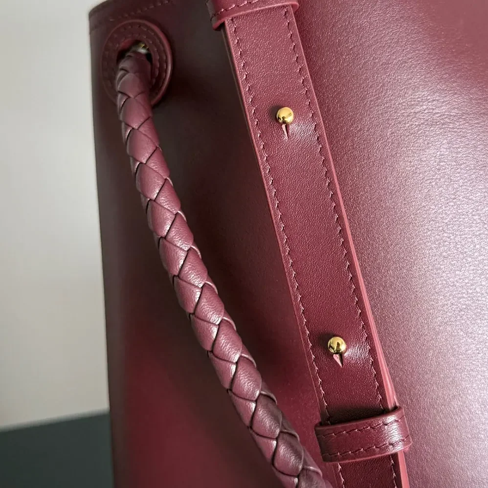 Bottega Veneta Andiamo Bucket in Silky Calf Leather for Women in Maroon