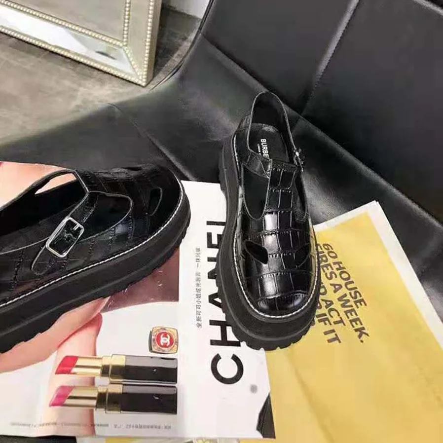 Burberry Embossed Leather T-Bar Shoes Crocodile-Effect Embossed for Women in Black Burberry Embossed Leather T-Bar Shoes Crocodile-Effect Embossed for Women in Black