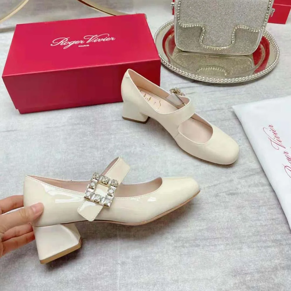 Roger Vivier Très Vivier Rhinestone Buckle Babies Pumps for Women in White Roger Vivier Très Vivier Rhinestone Buckle Babies Pumps for Women in White