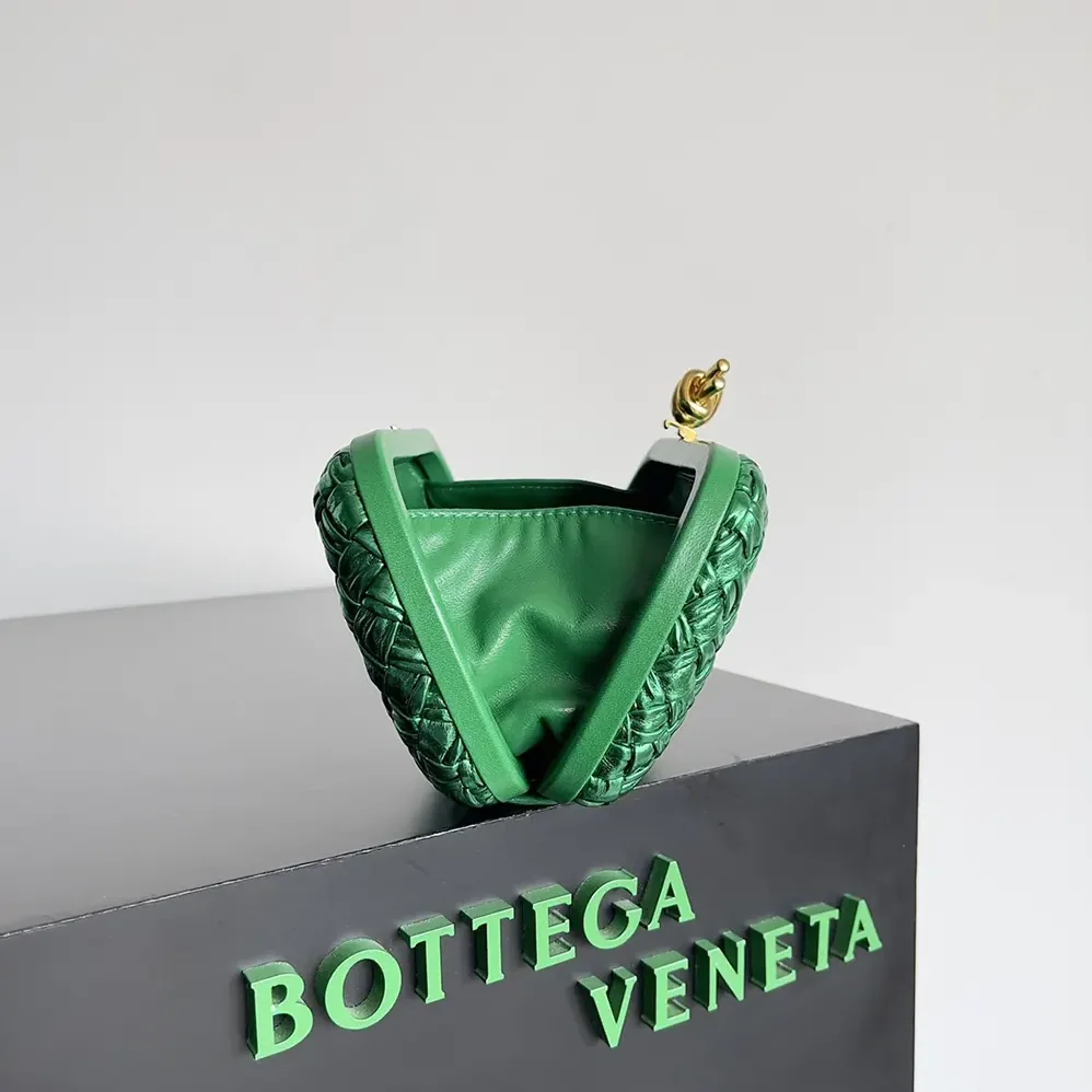 Bottega Veneta Knot Minaudière Clutch in Calfskin Leather for Women in Green Bottega Veneta Knot Minaudière Clutch in Calfskin Leather for Women in Green