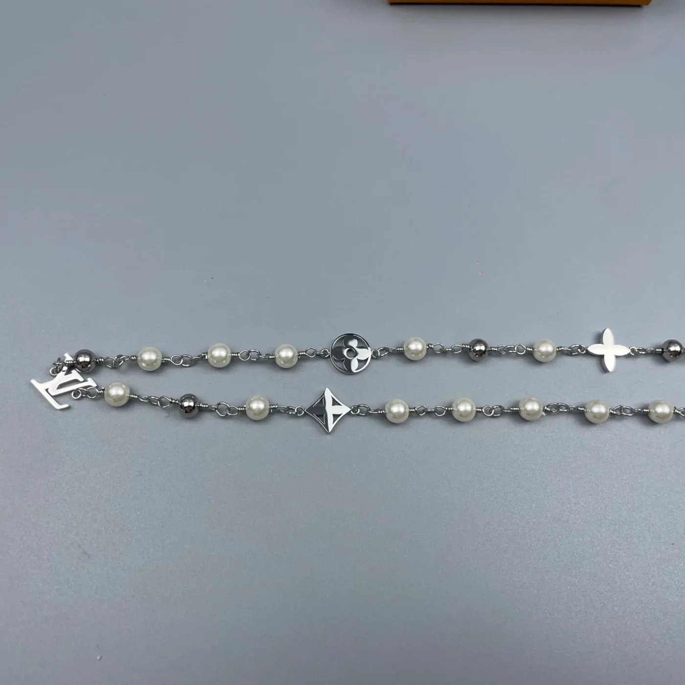 Louis Vuitton Pearls Necklace Silver / Louis Vuitton Pearls Necklace Silver /