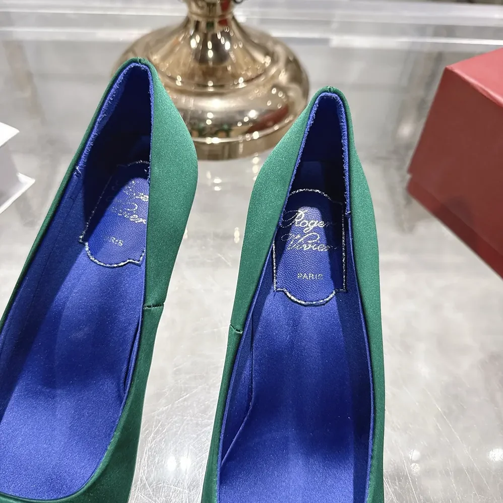 Roger Vivier Trompette Pumps in Satin for Women in Green
