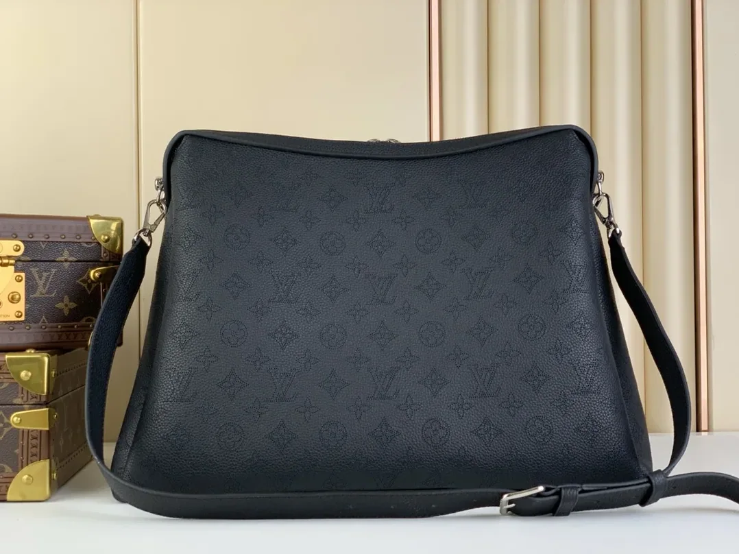Louis Vuitton Hand It All MM Black / Louis Vuitton Hand It All MM Black /