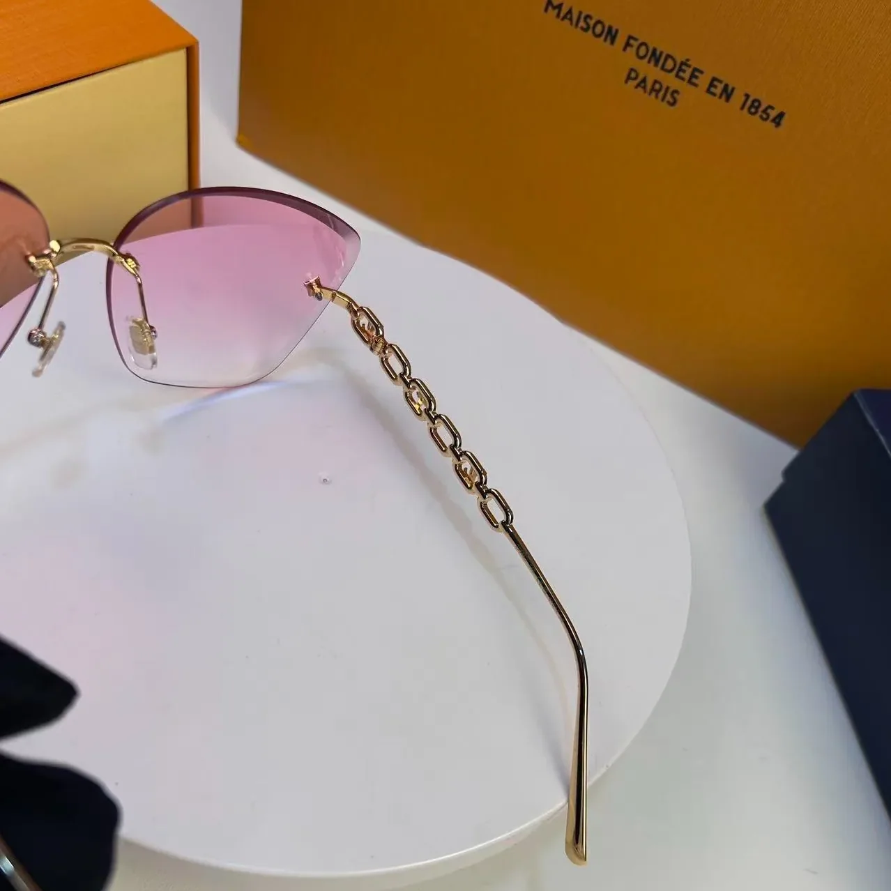 Louis Vuitton LV Jewel Round Cat Eye Sunglasses Pink Gold
