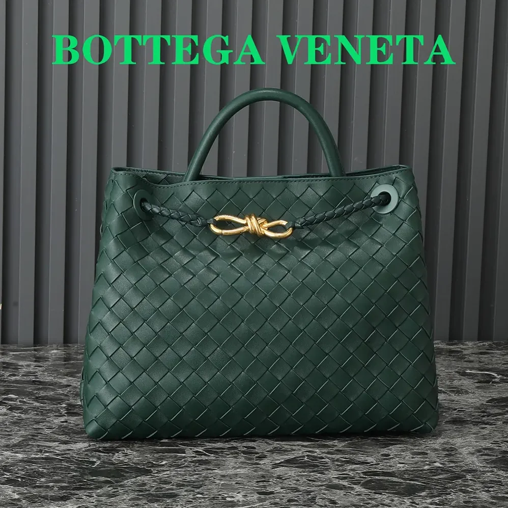 Bottega Veneta Medium Andiamo in Supple Intrecciato Leather for Women in Green