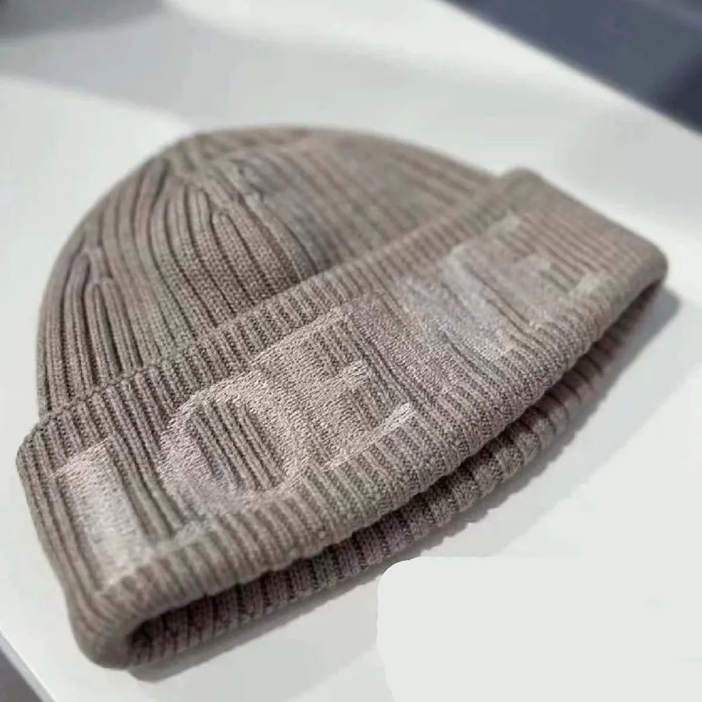 Loewe LOEWE Beanie in Wool for Unisex in Silver Loewe LOEWE Beanie in Wool for Unisex in Silver