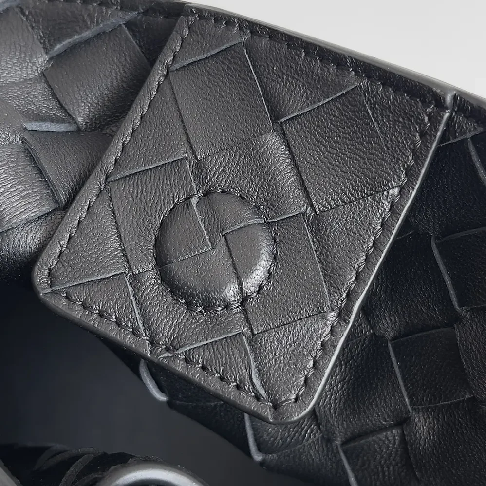 Bottega Veneta Medium Andiamo in Supple Intrecciato Leather for Women in Black/Gold