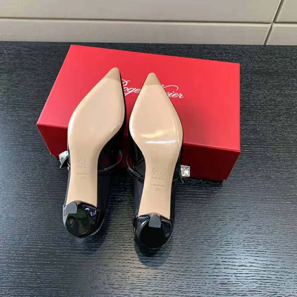 Roger Vivier Virgule Babies Pumps in Patent Leather for Women in Black