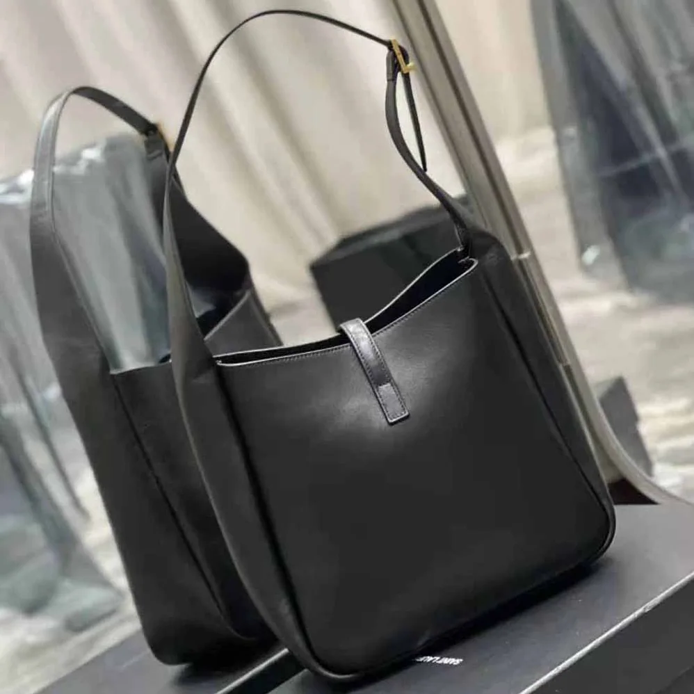 Saint Laurent YSL Le 5 à 7 Soft Small Hobo Bag in Smooth Leather for Women in Black Saint Laurent YSL Le 5 à 7 Soft Small Hobo Bag in Smooth Leather for Women in Black