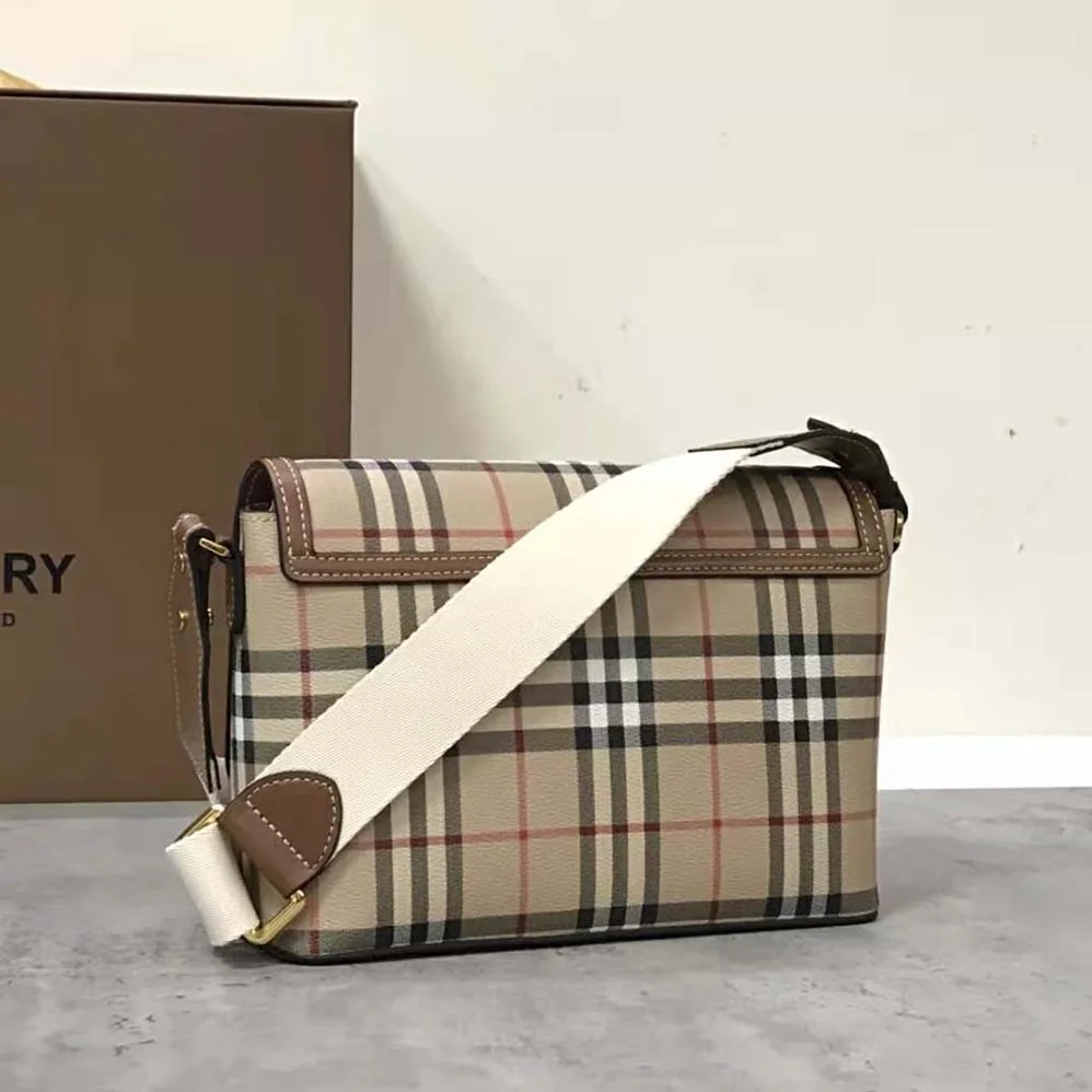 Burberry Note Bag with Logo for Women in engraved Studs