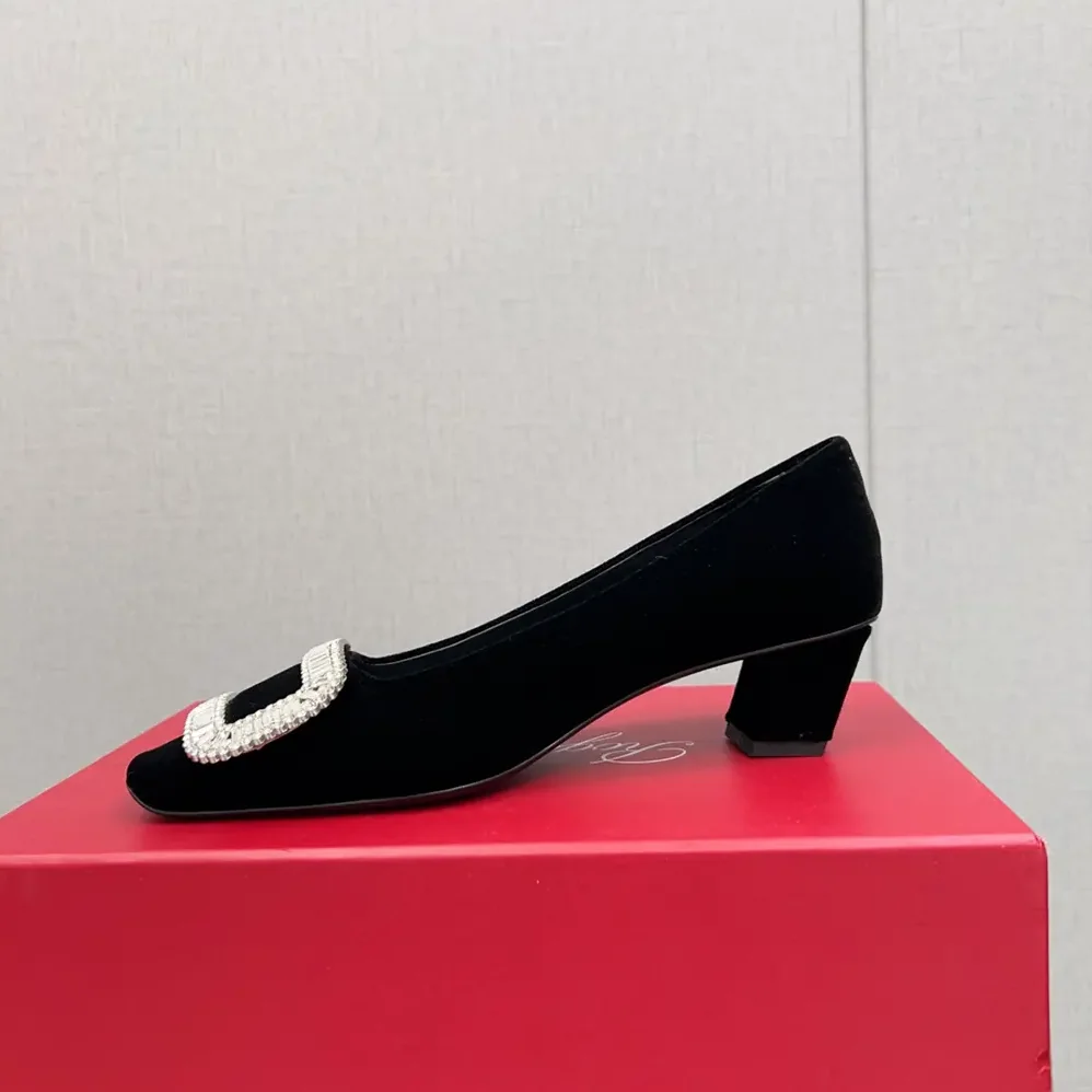 Roger Vivier Belle Vivier Pumps in Satin for Women in Black