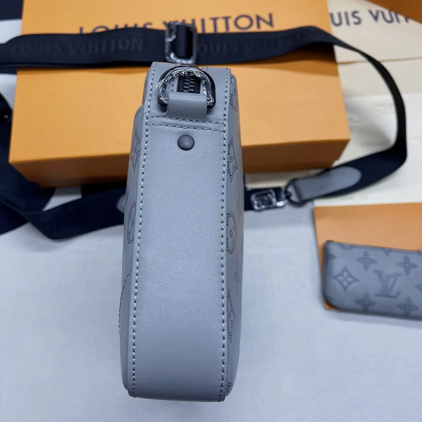 Louis Vuitton Duo Messenger Monogram Shadow Anthracite Gray Louis Vuitton Duo Messenger Monogram Shadow Anthracite Gray