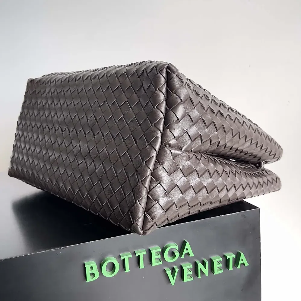 Bottega Veneta Large Andiamo in Lambskin Leather for Women in Chocolate Brown