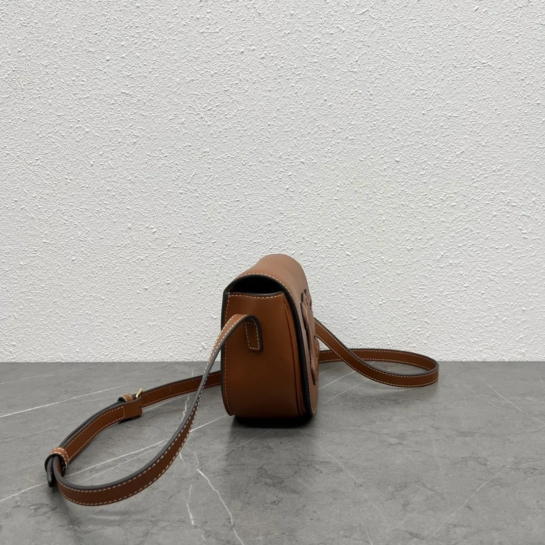 Celine Folco Cuir Triomphe Tan / .04LU Celine Folco Cuir Triomphe Tan / .04LU