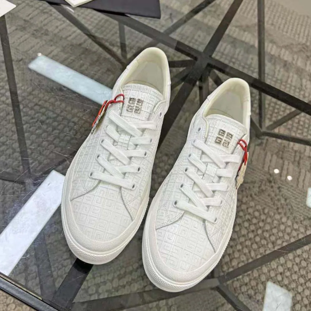 Givenchy City Sport Oswald Sneakers in Leather for Unisex in White Givenchy City Sport Oswald Sneakers in Leather for Unisex in White