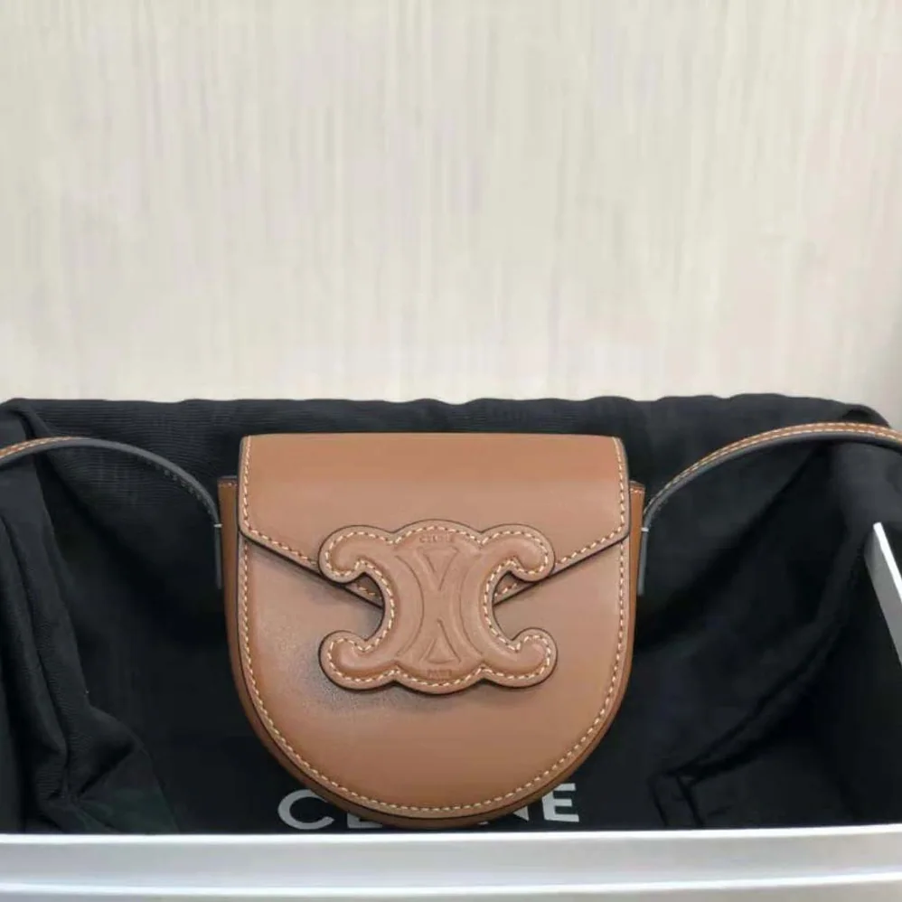 Celine Mini Besace Cuir Triomphe in Smooth Calfskin for Women in Brown Celine Mini Besace Cuir Triomphe in Smooth Calfskin for Women in Brown