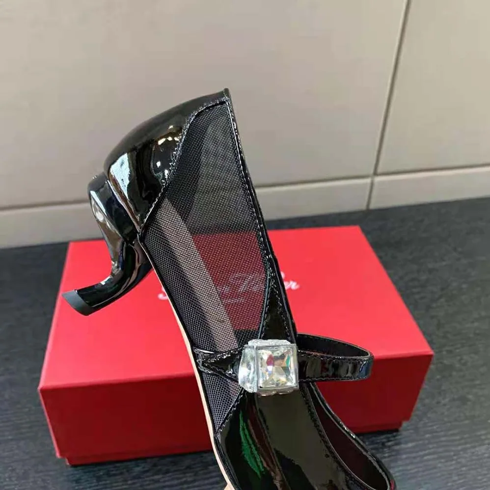 Roger Vivier Virgule Babies Pumps in Patent Leather for Women in Black