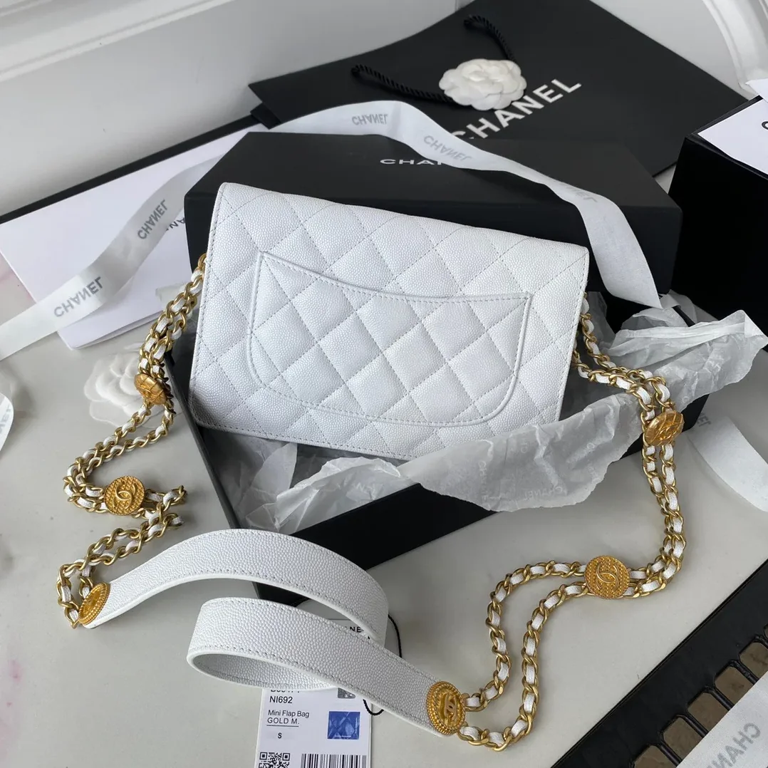 Chanel Small Flap Bag Gold Hardware White / Chanel Small Flap Bag Gold Hardware White /