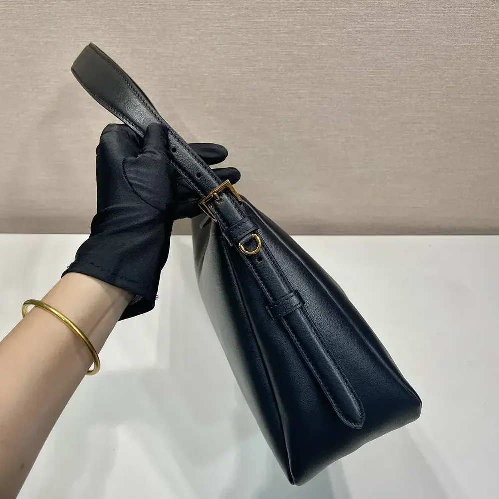 Prada Aimée Large Leather Shoulder Bag for Women in Black Prada Aimée Large Leather Shoulder Bag for Women in Black
