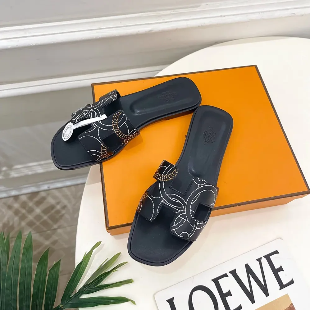 Hermes Oran sandal in “Panoplie Equestre” Embroidered Calfskin for Women in Black Hermes Oran sandal in “Panoplie Equestre” Embroidered Calfskin for Women in Black