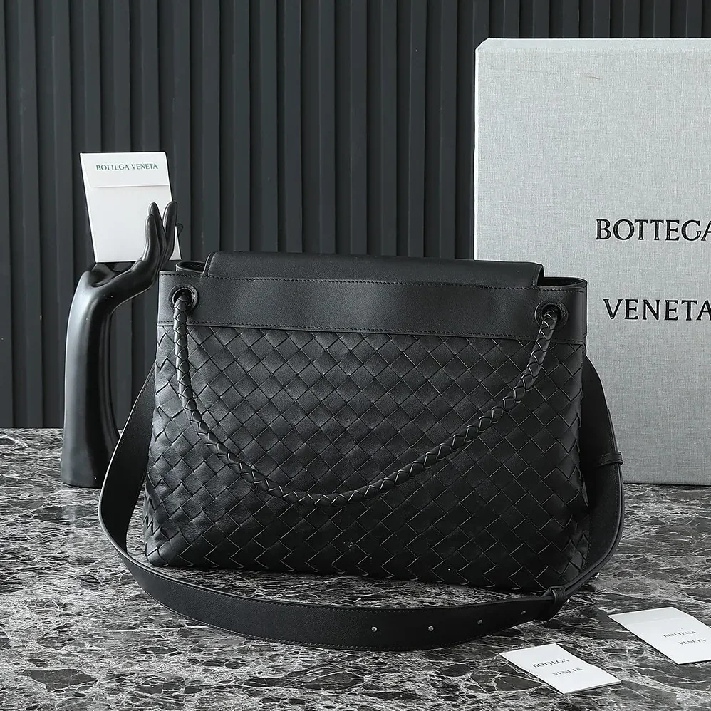 Bottega Veneta Medium Andiamo Messenger for Unisex in Black