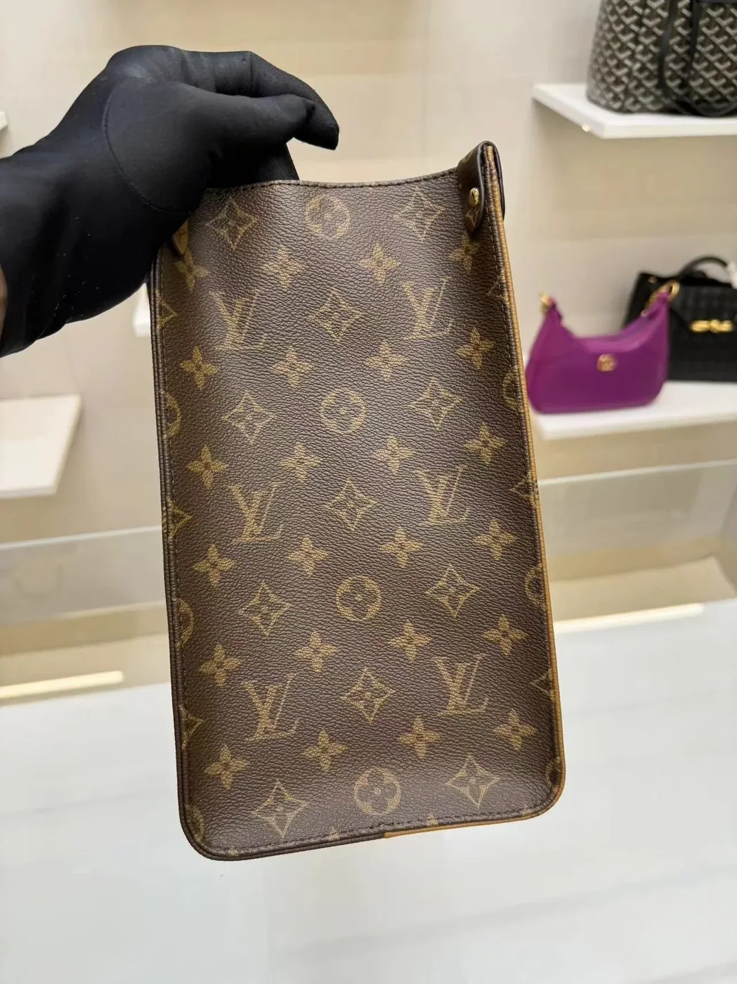 Louis Vuitton OnTheGo MM Tote Bag / Monogram Reverse Canvas Gold Hardware Louis Vuitton OnTheGo MM Tote Bag / Monogram Reverse Canvas Gold Hardware