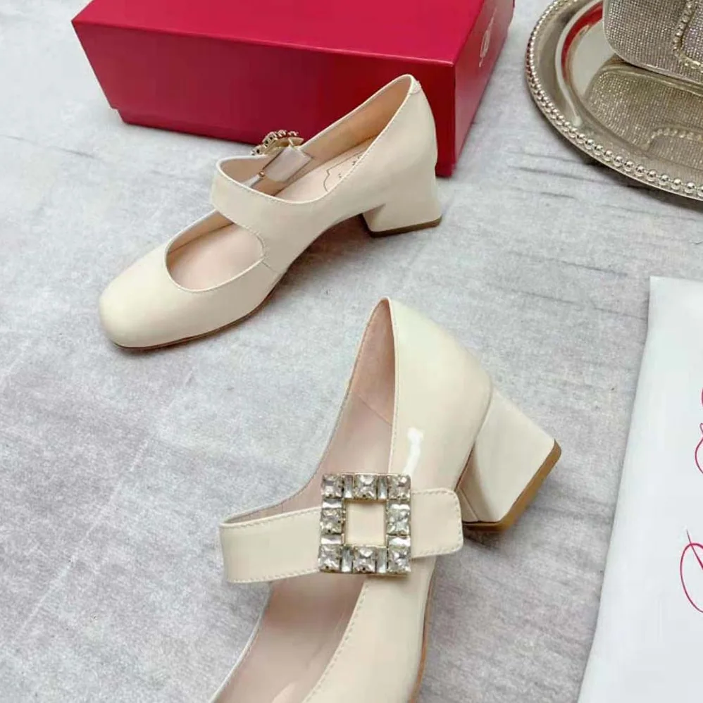 Roger Vivier Très Vivier Rhinestone Buckle Babies Pumps for Women in White Roger Vivier Très Vivier Rhinestone Buckle Babies Pumps for Women in White