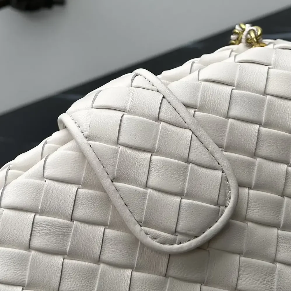 Bottega Veneta Teen Lauren 1980 With Chain for Women in White Bottega Veneta Teen Lauren 1980 With Chain for Women in White