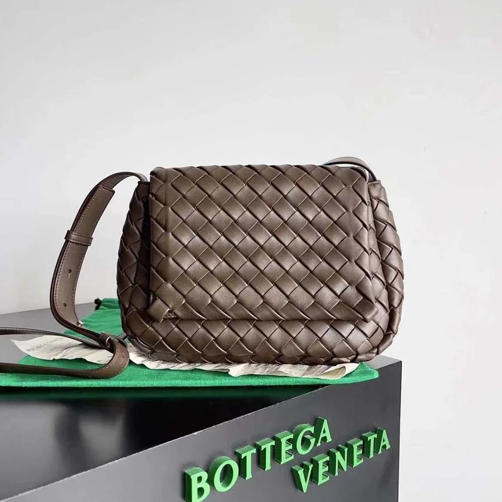 Bottega Veneta Small Cobble Messenger in Calfskin Leather for Unisex in Chocolate Bottega Veneta Small Cobble Messenger in Calfskin Leather for Unisex in Chocolate