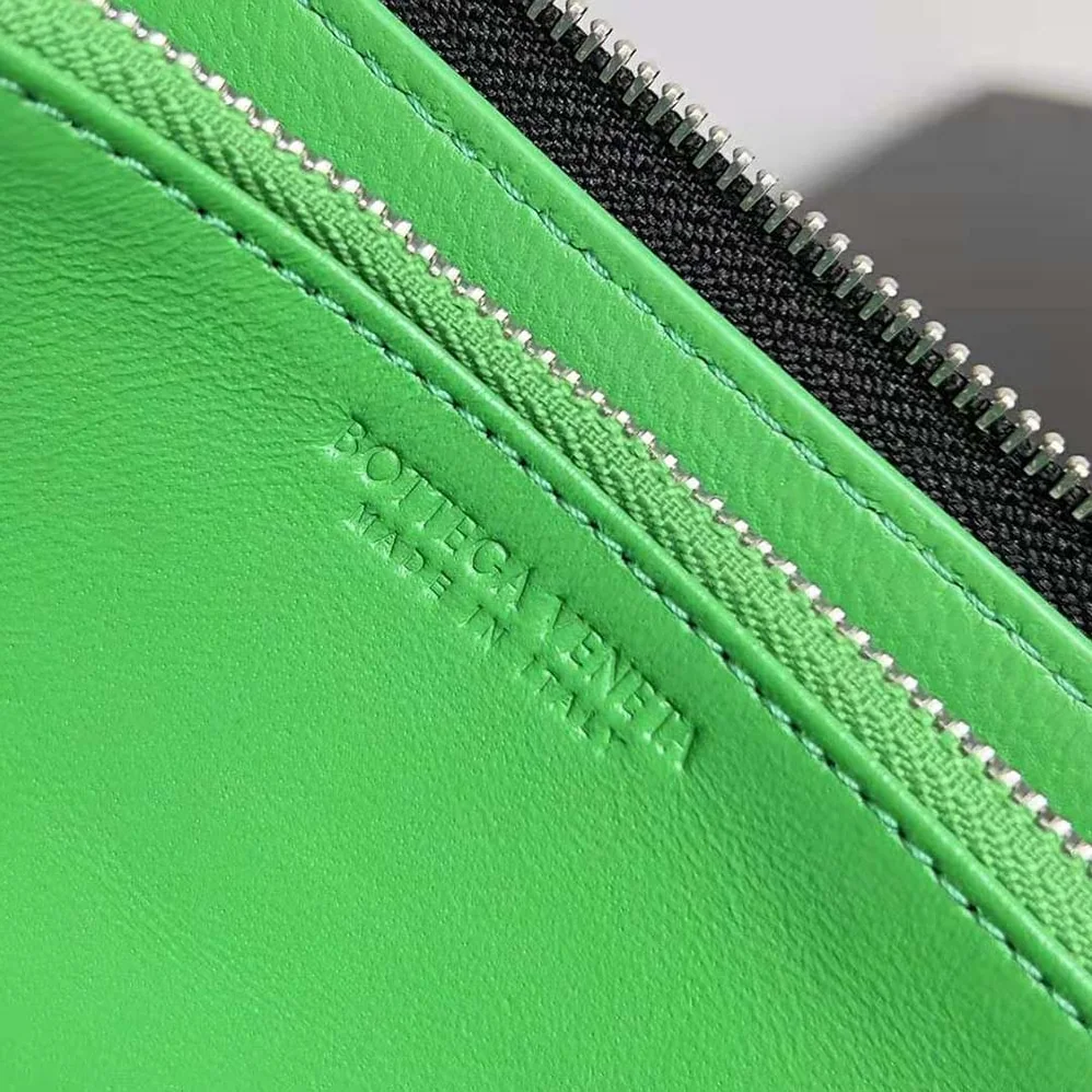 Bottega Veneta Intrecciato Zip Around Wallet for Men in Black Bottega Veneta Intrecciato Zip Around Wallet for Men in Black