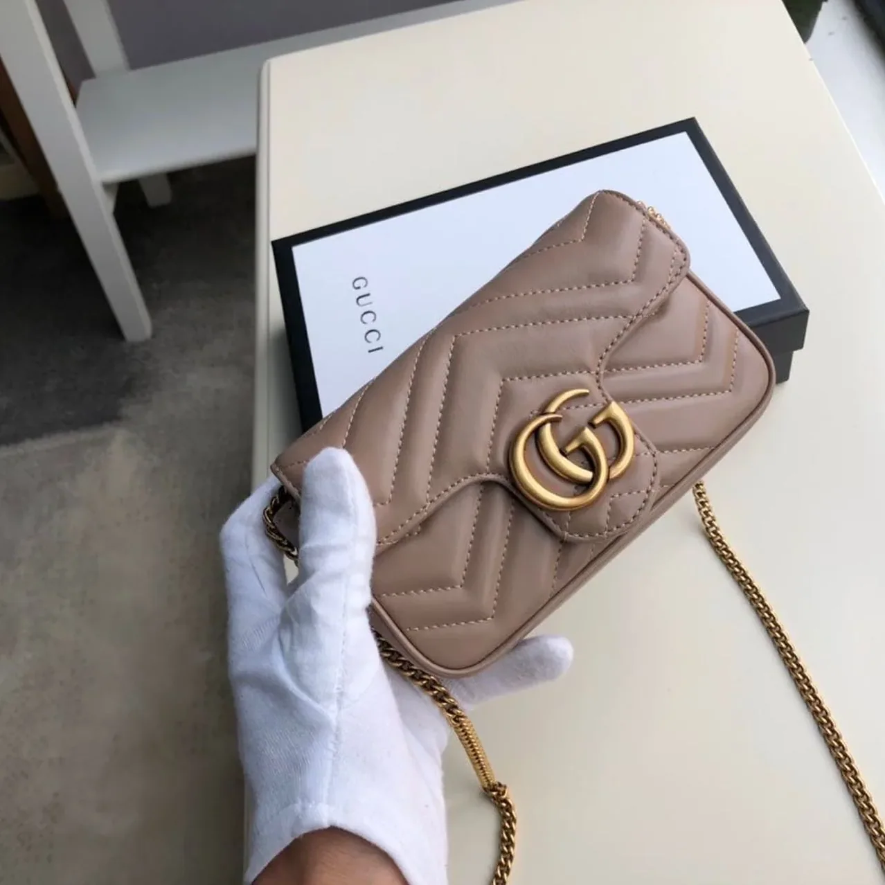 Gucci Marmont Matelassé Super Mini Bag Beige Matelassé Chevron / Gucci Marmont Matelassé Super Mini Bag Beige Matelassé Chevron /