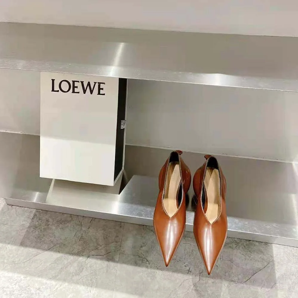 Loewe Balloon Pump in Calfskin for Women in Tan Loewe Balloon Pump in Calfskin for Women in Tan