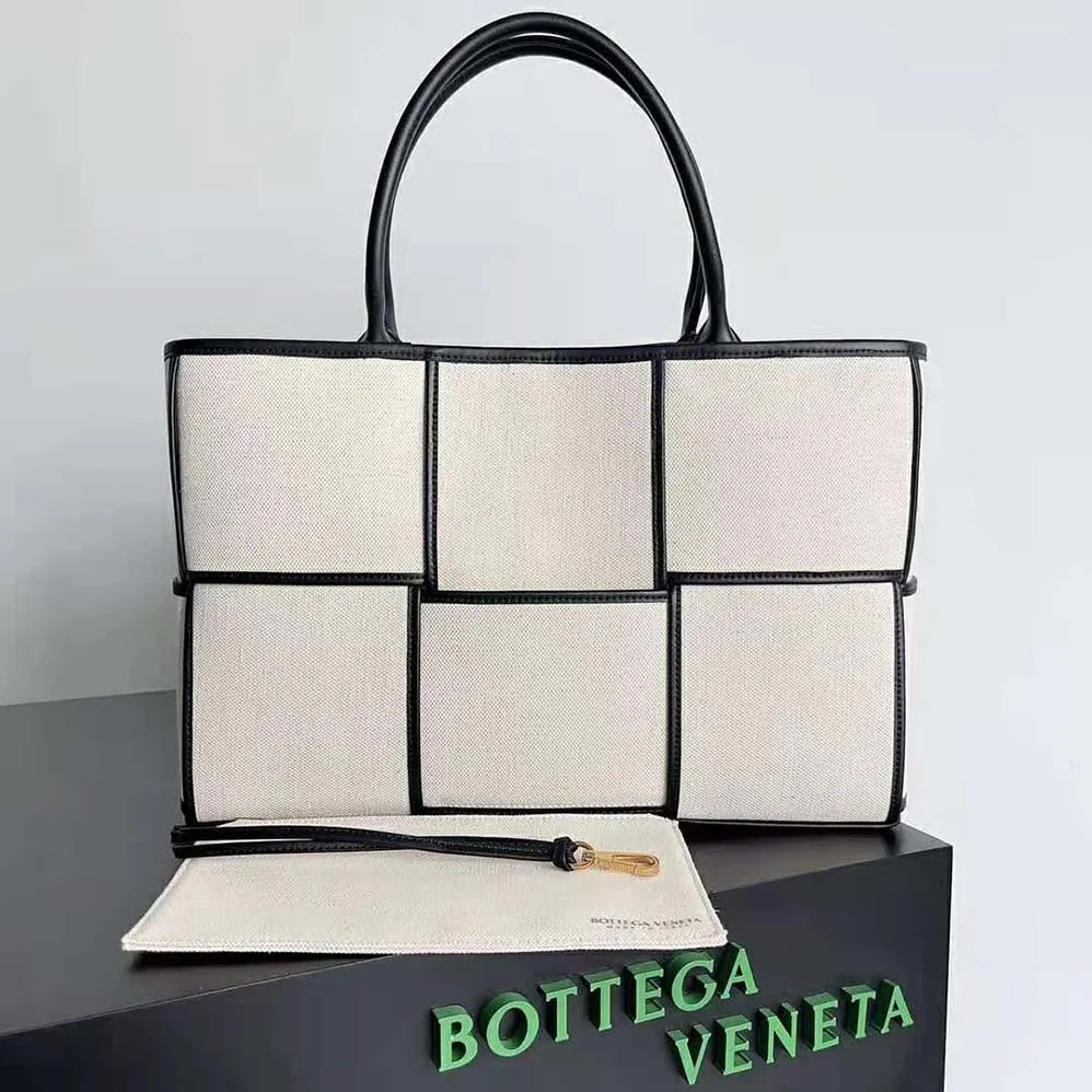Bottega Veneta Medium Arco Tote Bag for Women in Black Bottega Veneta Medium Arco Tote Bag for Women in Black
