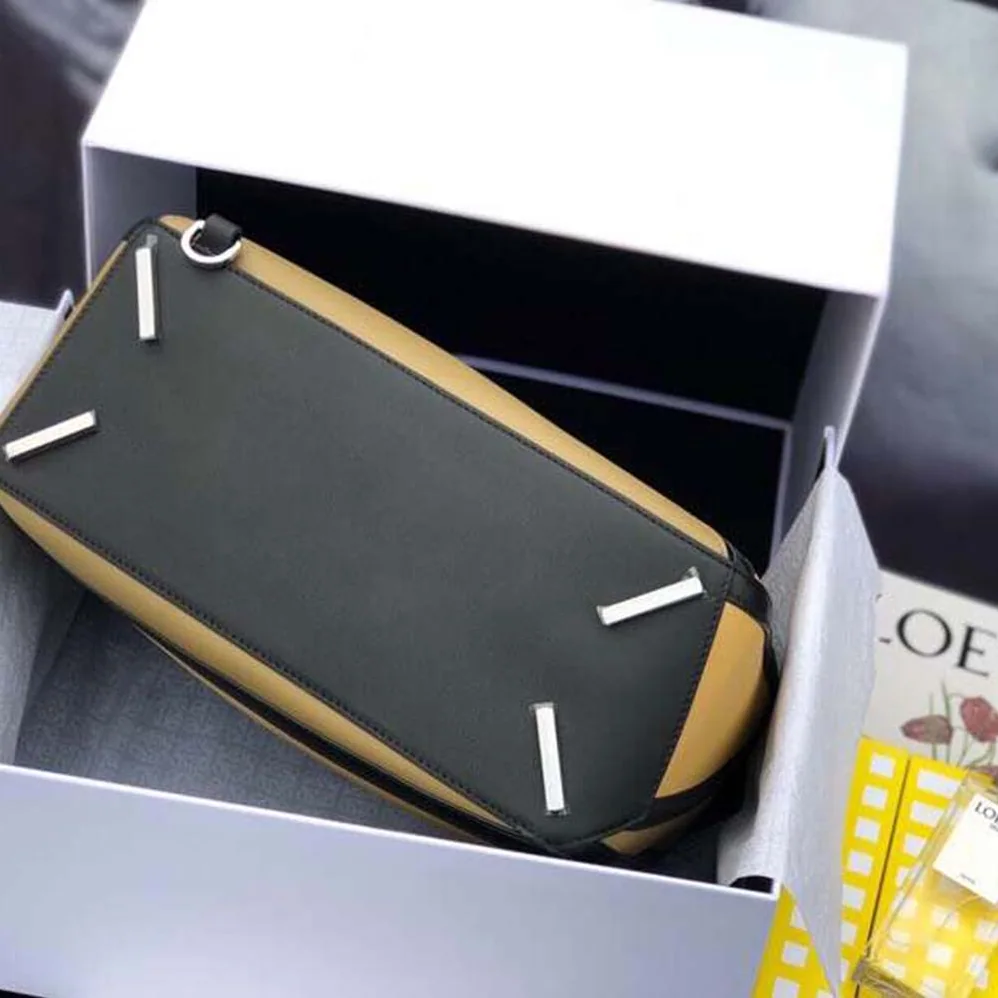 Loewe Puzzle Graphic Bag Cereal for Women in Leaf in Classic Calf