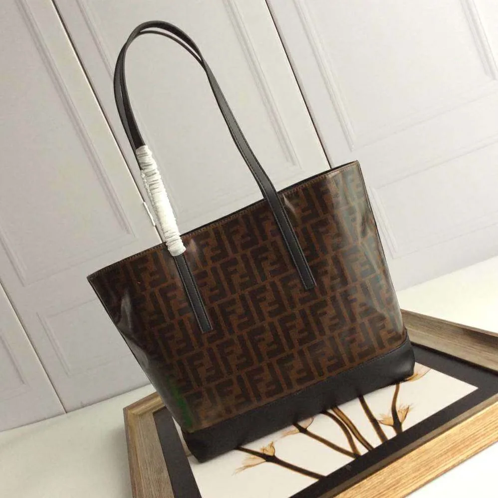 Fendi Shopping Logo Leather Shopper for Women in Black