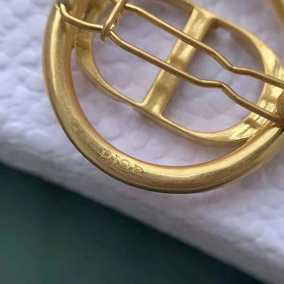 Dior 30 Montaigne Barrette Gold for Women in Finish Metal Dior 30 Montaigne Barrette Gold for Women in Finish Metal