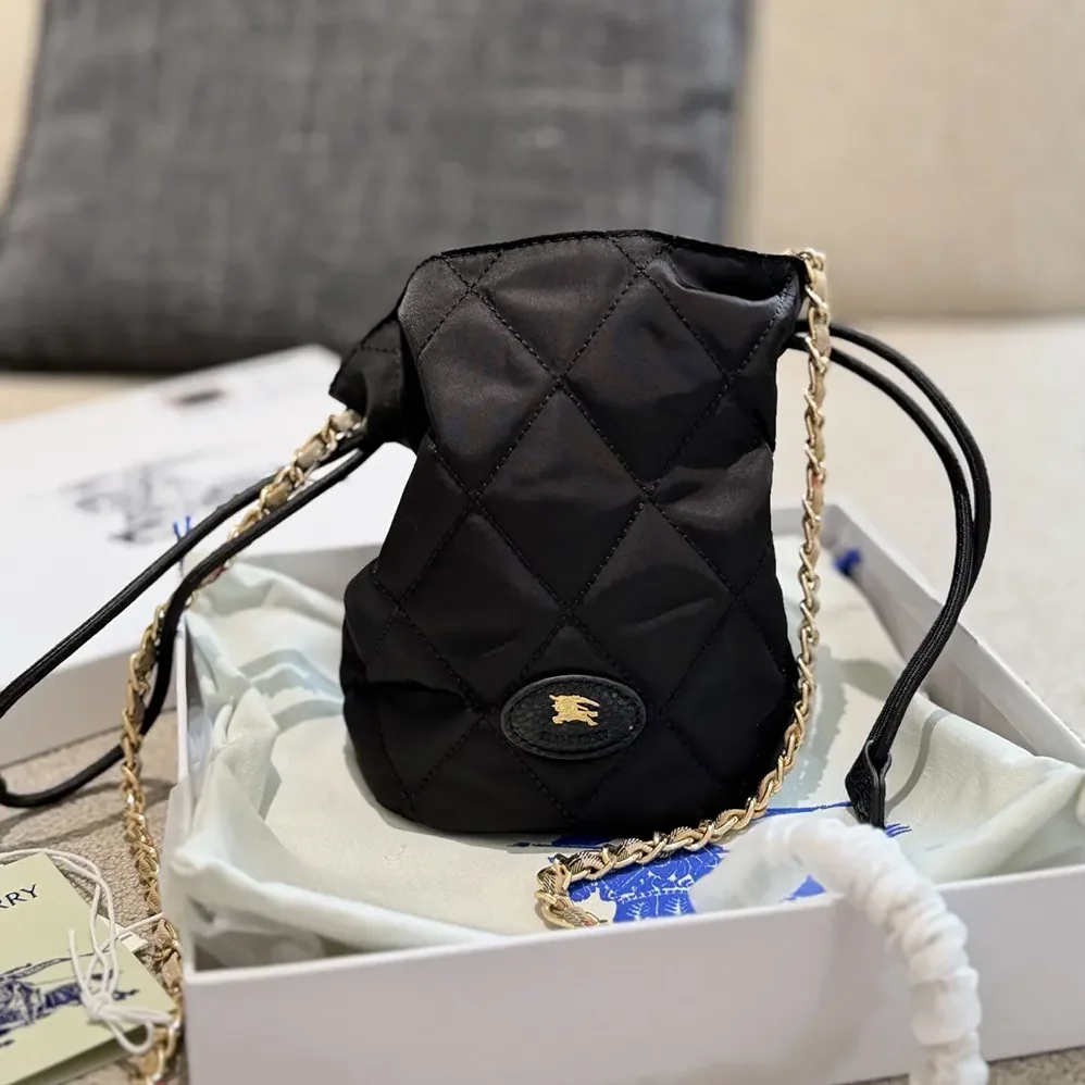 Burberry Horseshoe Chain Pouch for Women in Black Burberry Horseshoe Chain Pouch for Women in Black