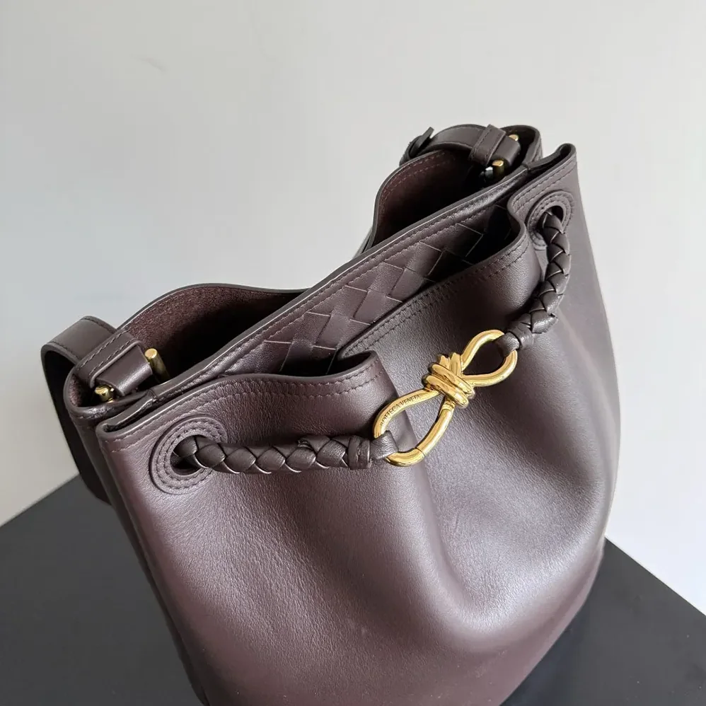 Bottega Veneta Andiamo Bucket in Silky Calf Leather for Women in Chocolate Bottega Veneta Andiamo Bucket in Silky Calf Leather for Women in Chocolate
