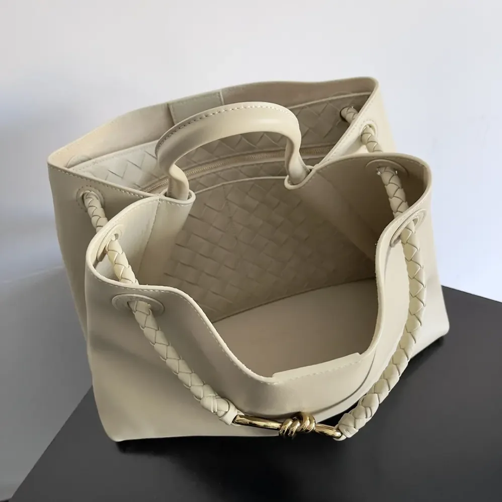 Bottega Veneta Andiamo in Silky Calf Leather-810214V4O922190 for Women