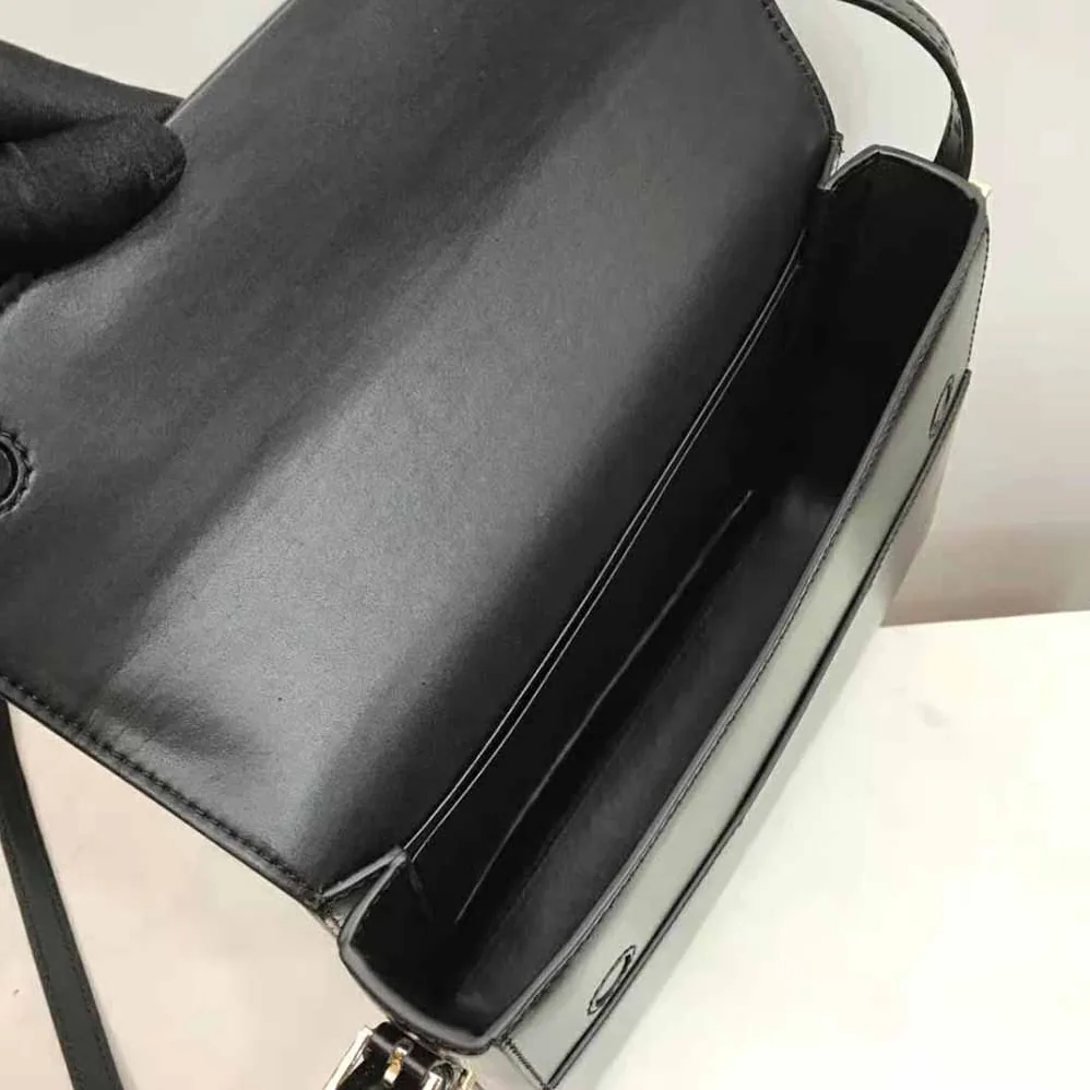 Burberry Large Leather Grace Bag for Women in Black Burberry Large Leather Grace Bag for Women in Black