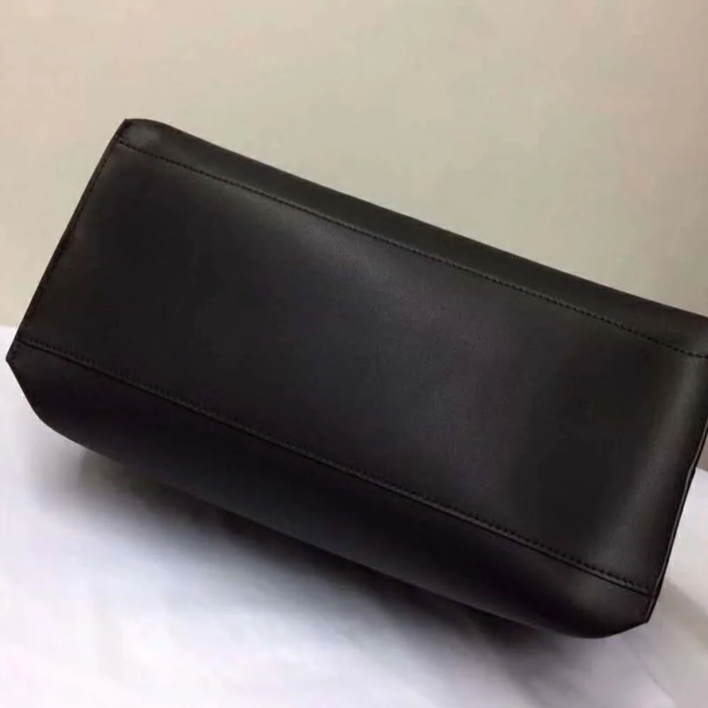 Givenchy Shopper Tote Bag in Smooth Leather for Women in Black Givenchy Shopper Tote Bag in Smooth Leather for Women in Black