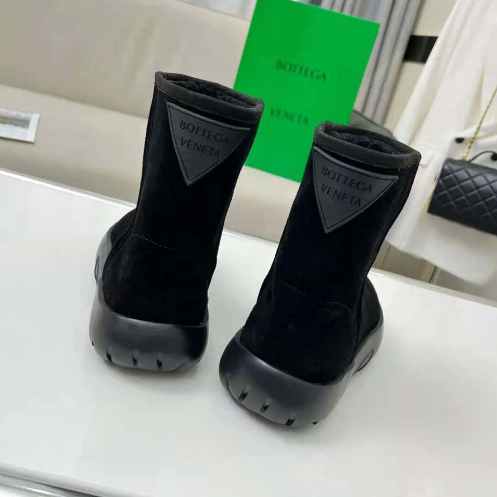 Bottega Veneta Snap Ankle Boot Realised in Shearling Calfskin for Unisex in Black Bottega Veneta Snap Ankle Boot Realised in Shearling Calfskin for Unisex in Black