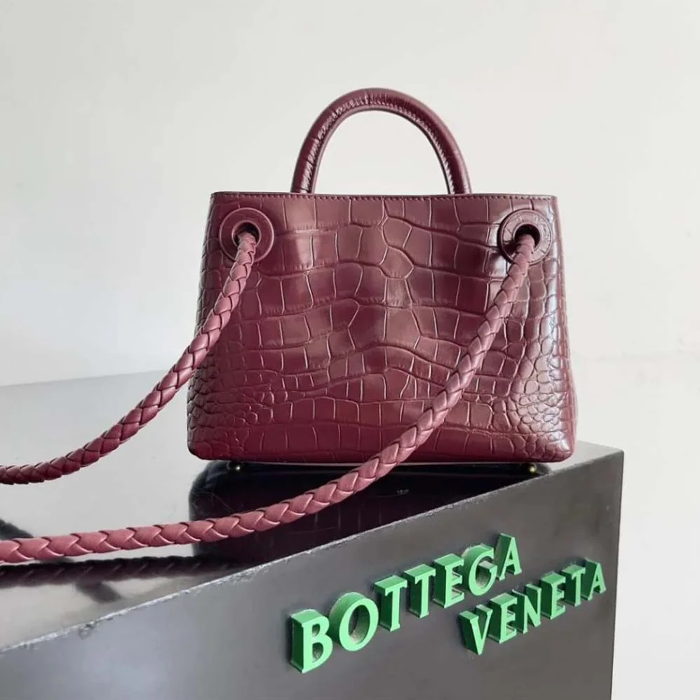 Bottega Veneta Small Andiamo Crocodile Leather Top Handle Bag for Women in Red Bottega Veneta Small Andiamo Crocodile Leather Top Handle Bag for Women in Red