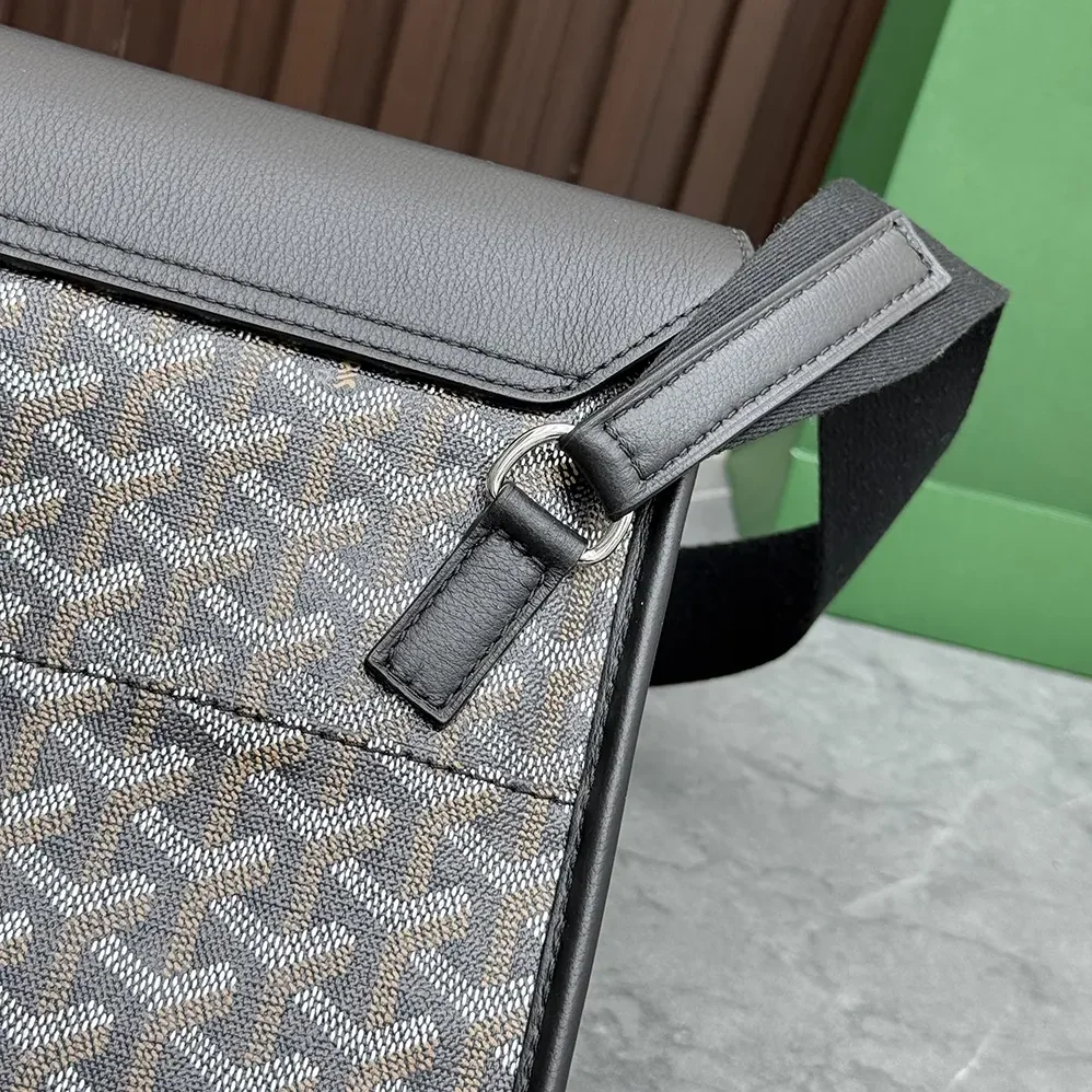 Goyard Coursier Messenger Bag for Unisex in Black