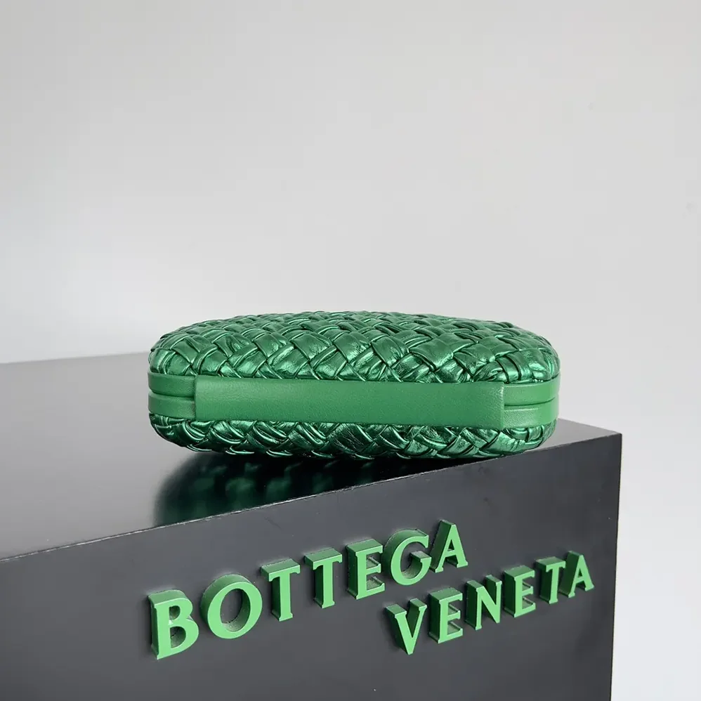Bottega Veneta Knot Minaudière Clutch in Calfskin Leather for Women in Green Bottega Veneta Knot Minaudière Clutch in Calfskin Leather for Women in Green