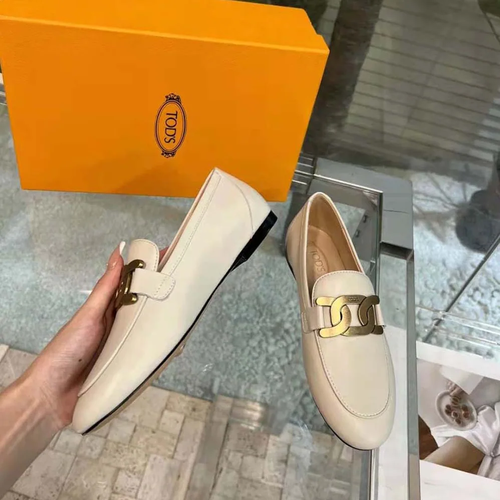 TODS Kate Loafers in Leather with A Metal Branded for Women in White TODS Kate Loafers in Leather with A Metal Branded for Women in White