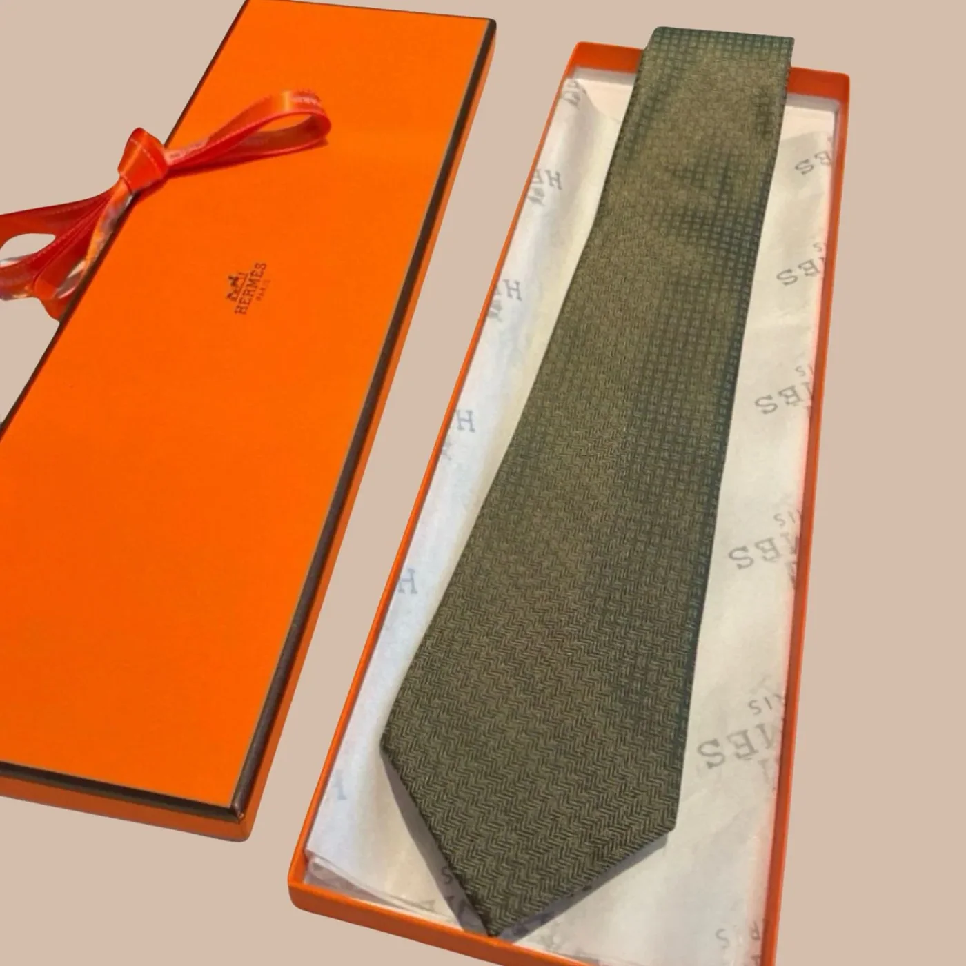Hermes Elegent Green Silk Tie Hermes Elegent Green Silk Tie