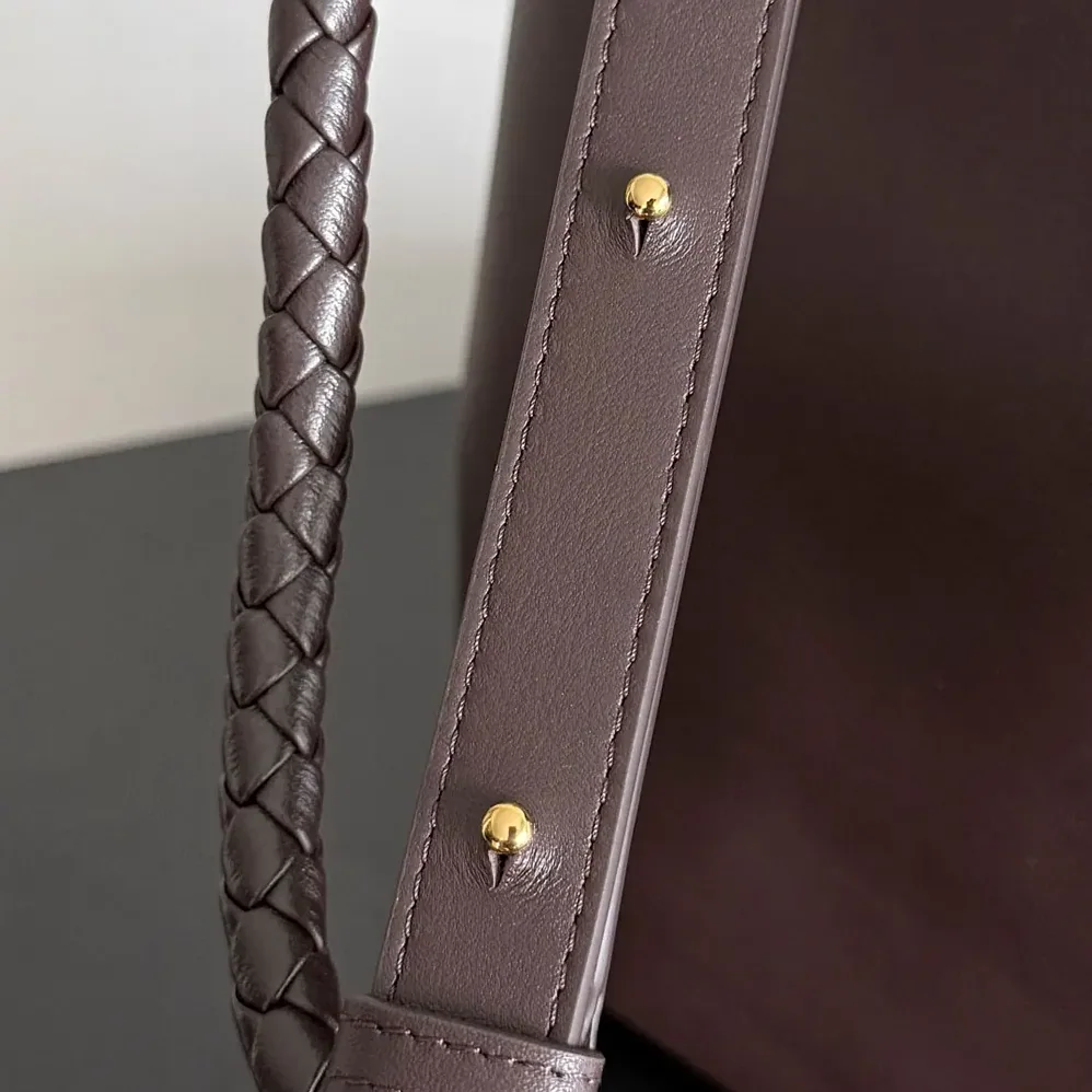 Bottega Veneta Andiamo Bucket in Silky Calf Leather for Women in Chocolate Bottega Veneta Andiamo Bucket in Silky Calf Leather for Women in Chocolate