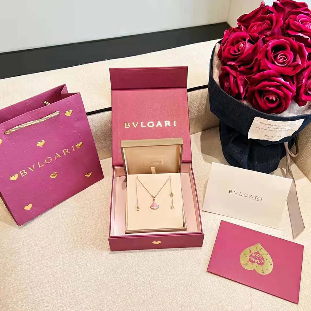 Bvlgari DIVAS' DREAM Necklace in 18 KT Rose Gold with Pendant Set for Women in Pink Bvlgari DIVAS' DREAM Necklace in 18 KT Rose Gold with Pendant Set for Women in Pink