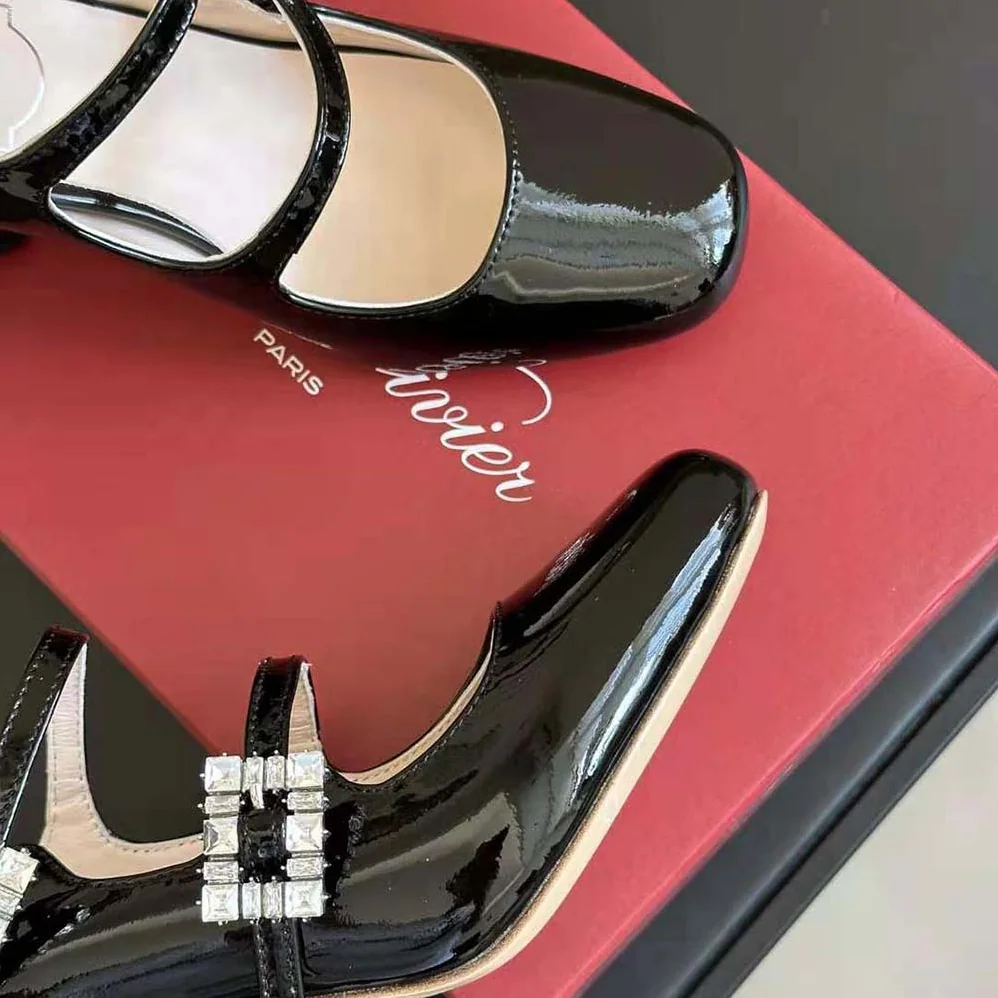 Roger Vivier Trés Vivier Strass Buckle Mini Babies Pumps in Patent Leather for Women Roger Vivier Trés Vivier Strass Buckle Mini Babies Pumps in Patent Leather for Women